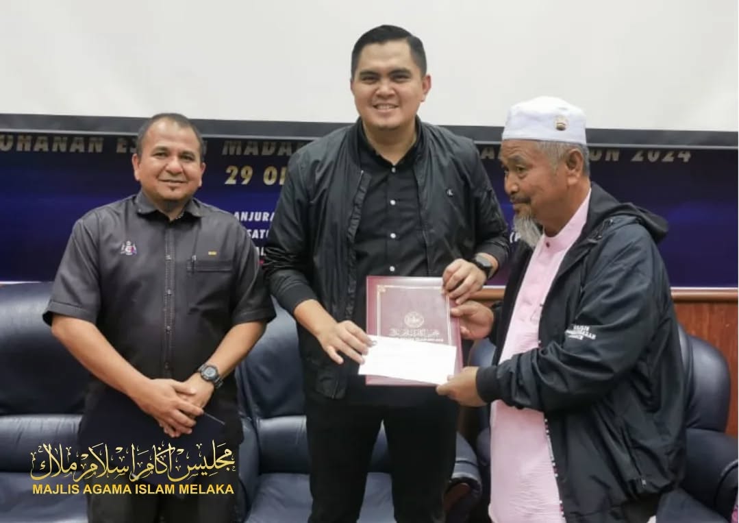 Sumbangan Cek Kepada 3 Buah Masjid dan Surau di DUN Merlimau